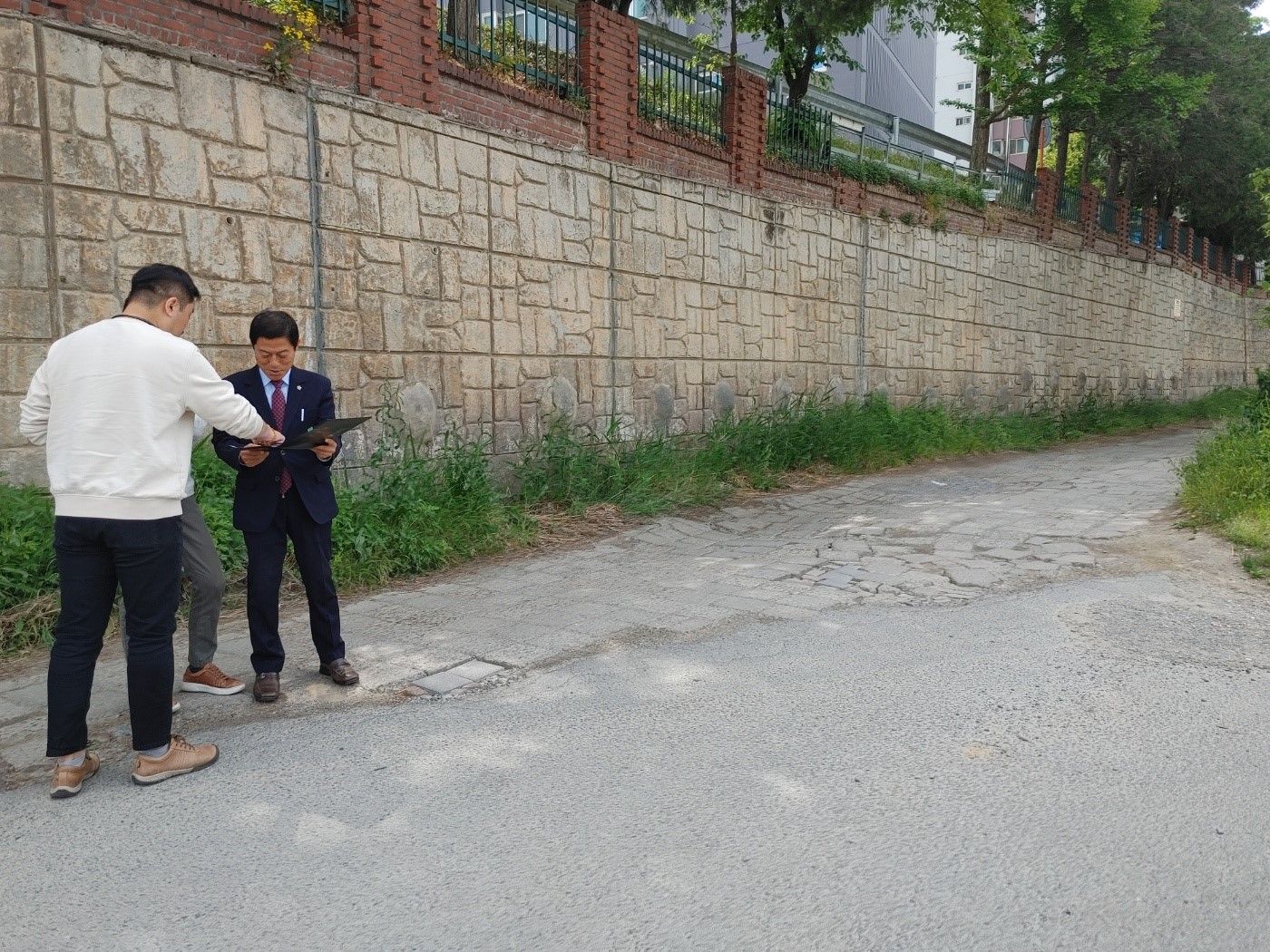 김현문 위원장, 덕성초 통학로 공사 현장 및 사천동 질구지 도로 현지 확인 - 3