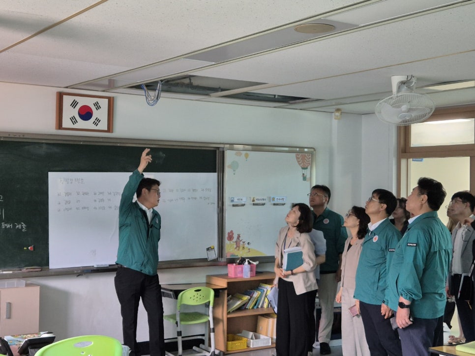 이정범 위원장, 유상용 부위원장, 김성대 의원, 박병천 의원, 박봉순 의원, 옥천 죽향초 호우 피해상황 점검(현장방문) - 1