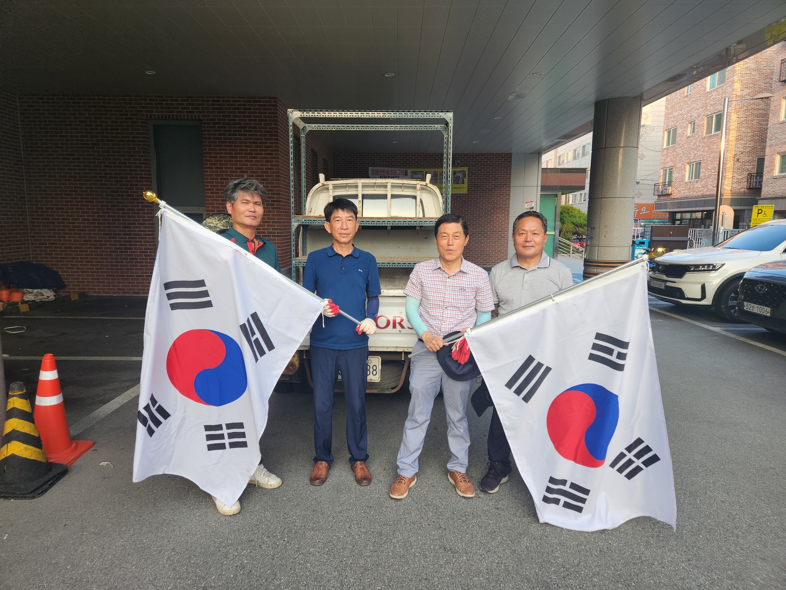 김현문 의원, 율량사천동 주변도로 태극기 달기 참여 - 1
