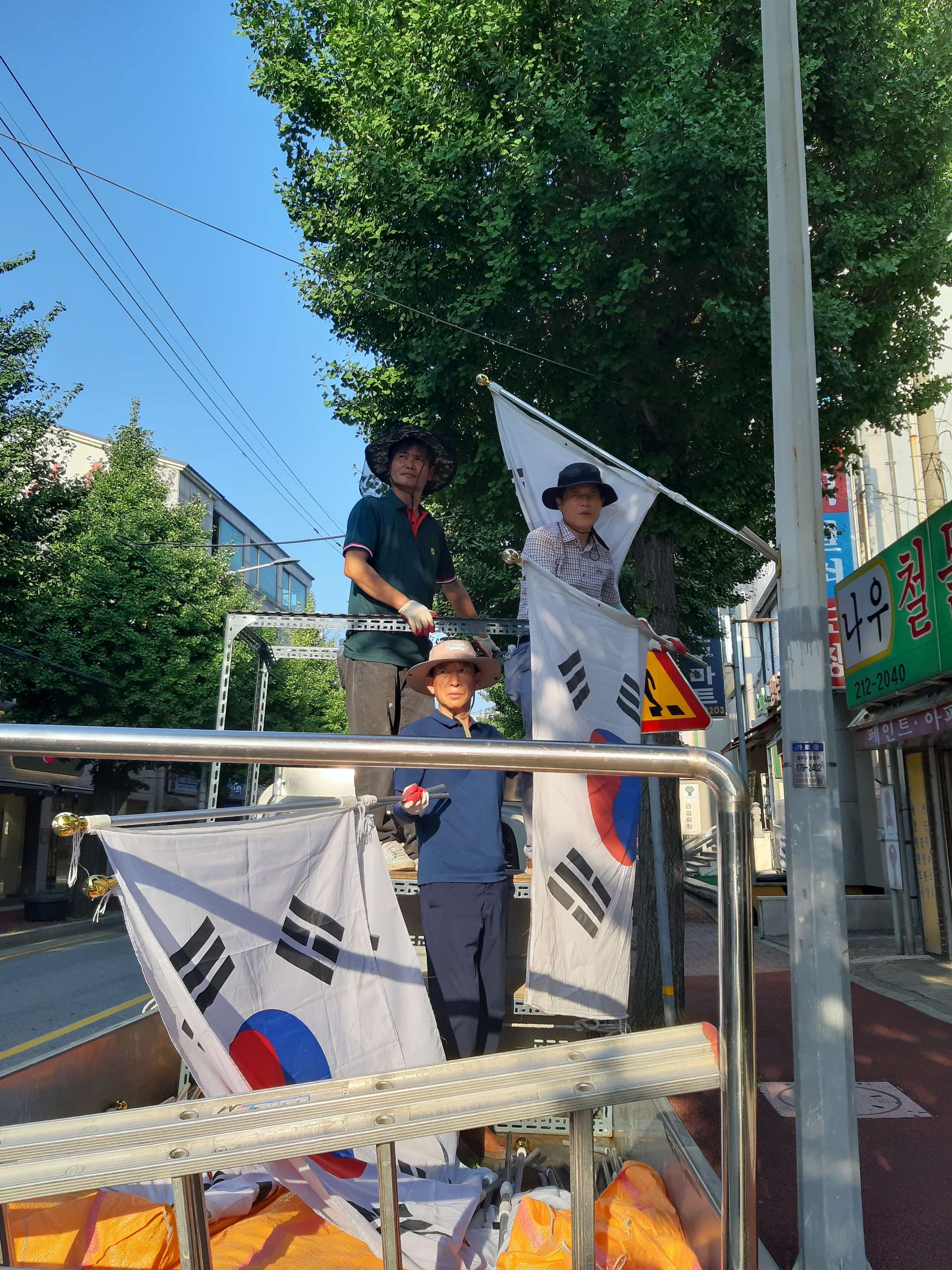 김현문 의원, 율량사천동 주변도로 태극기 달기 참여 - 2
