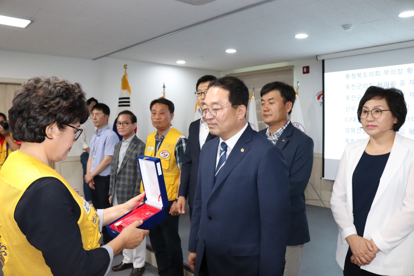 충북도의회 황규철의원 대한적십자사 옥천봉사관 건립 감사패 수상  - 1