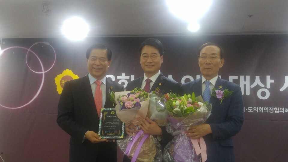 교육위원회 윤홍창위원장, 이숙애의원 「제3회 우수의정대상」 수상 - 1