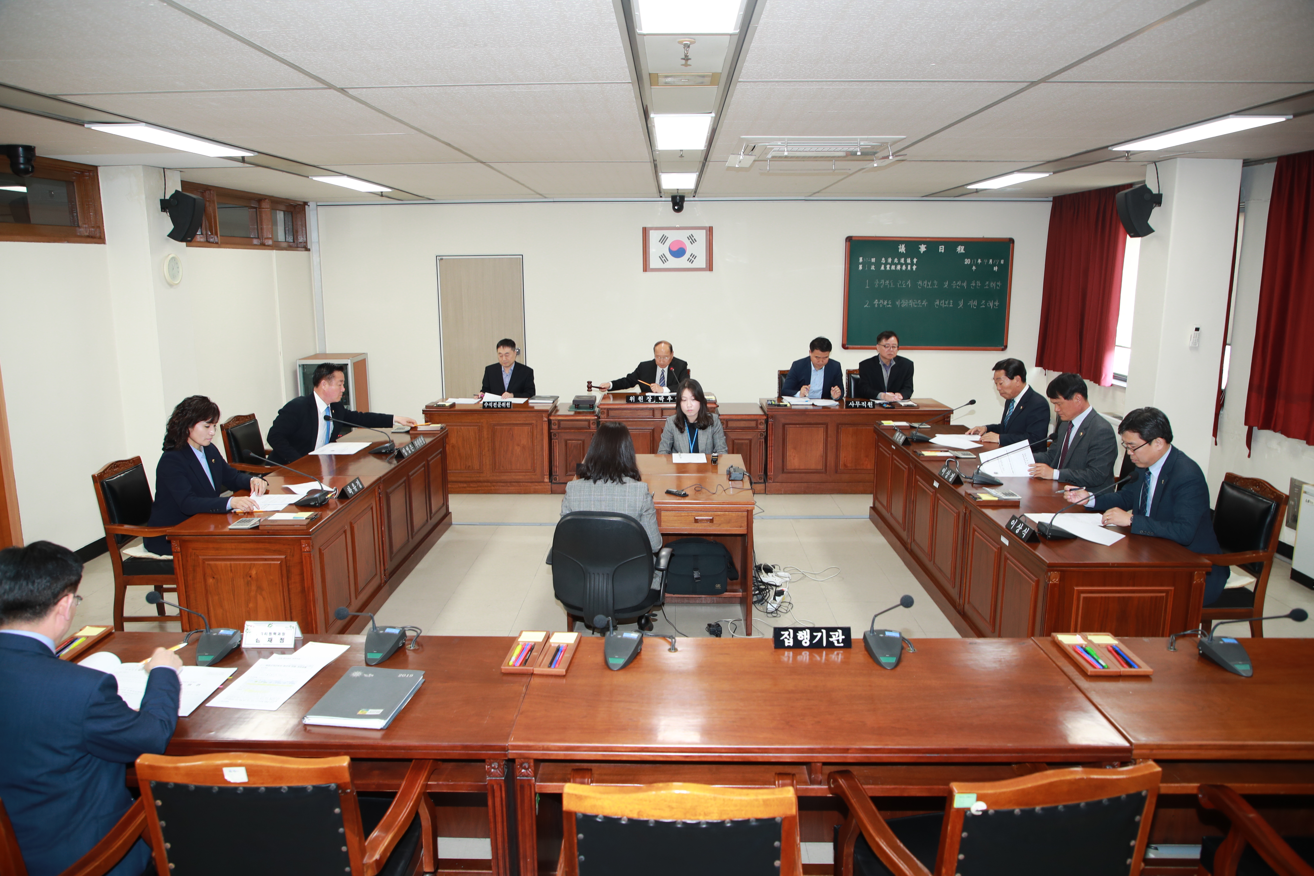 제372회 임시회 제1차 산업경제위원회 활동사진 - 1