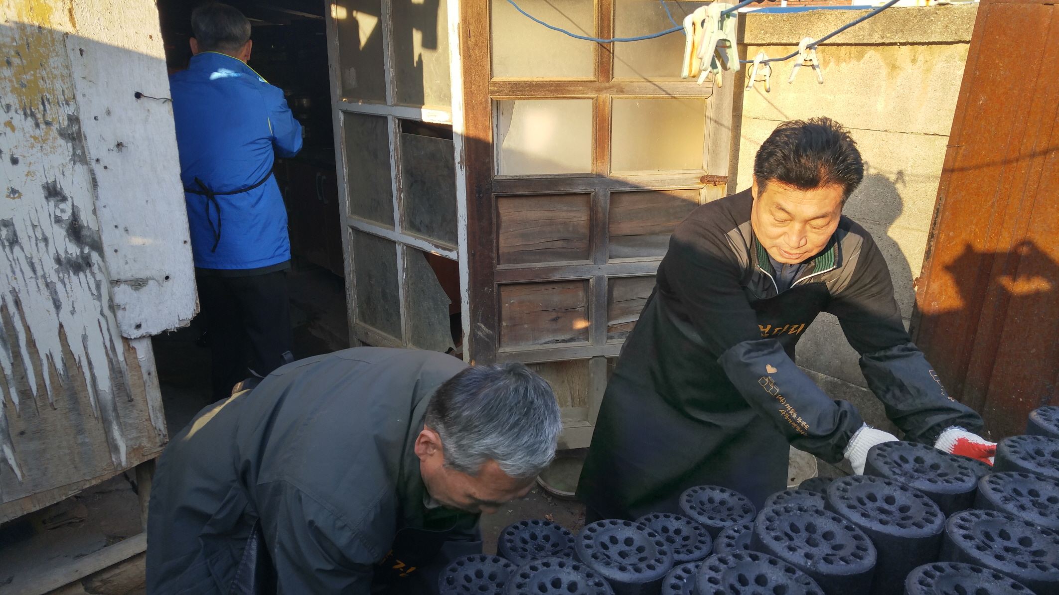 박봉순 정책복지위원장 사랑의 연탄나눔 봉사활동(2015.12.8) - 1