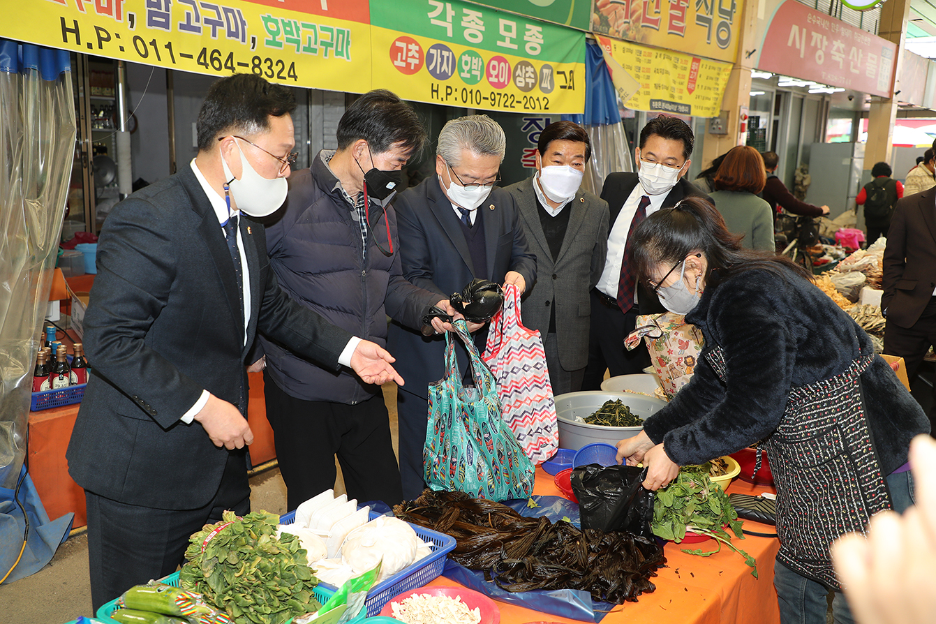 충북도의회 정월대보름 맞아 전통시장 장보기 행사 - 1