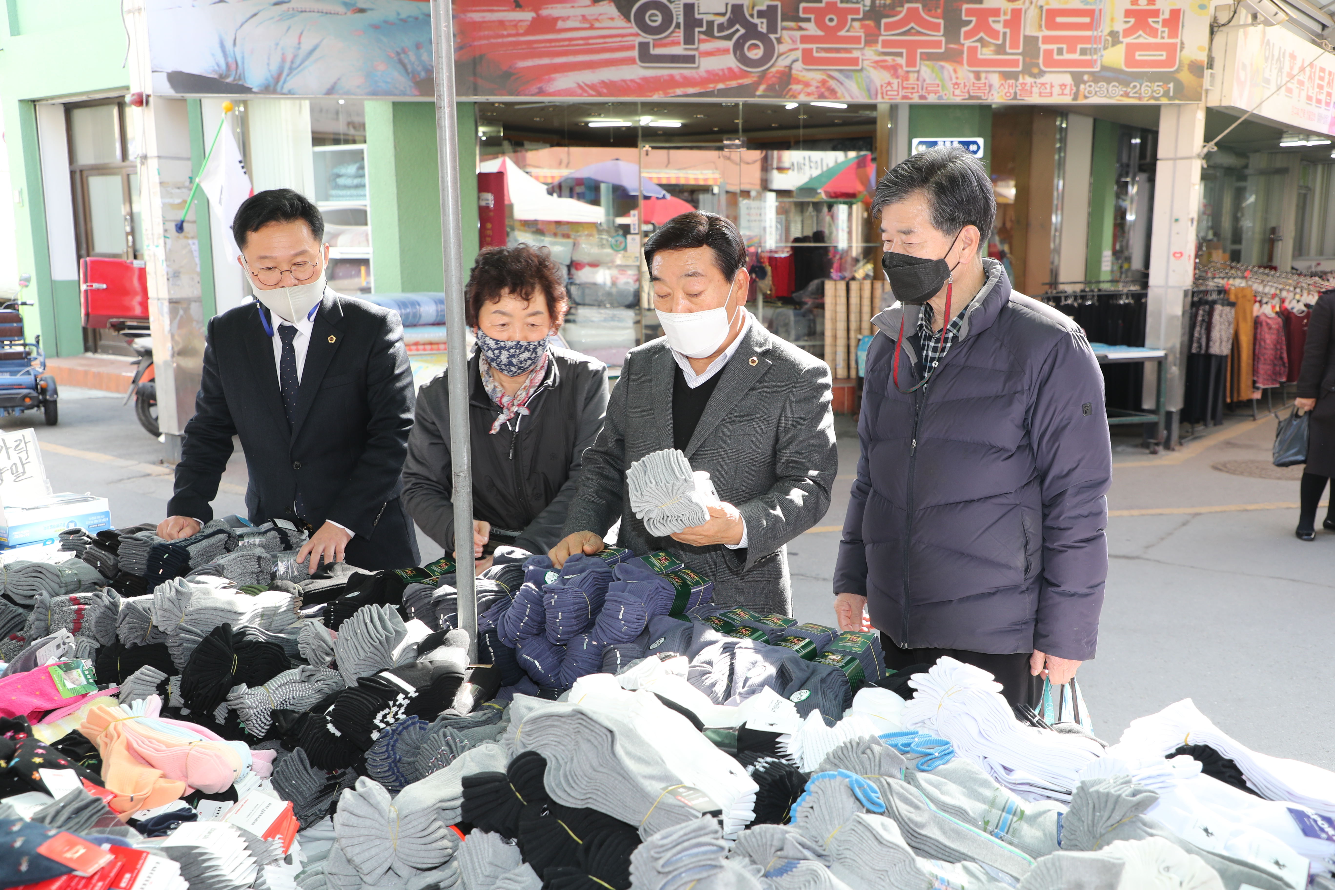 충북도의회 정월대보름 맞아 전통시장 장보기 행사 - 2