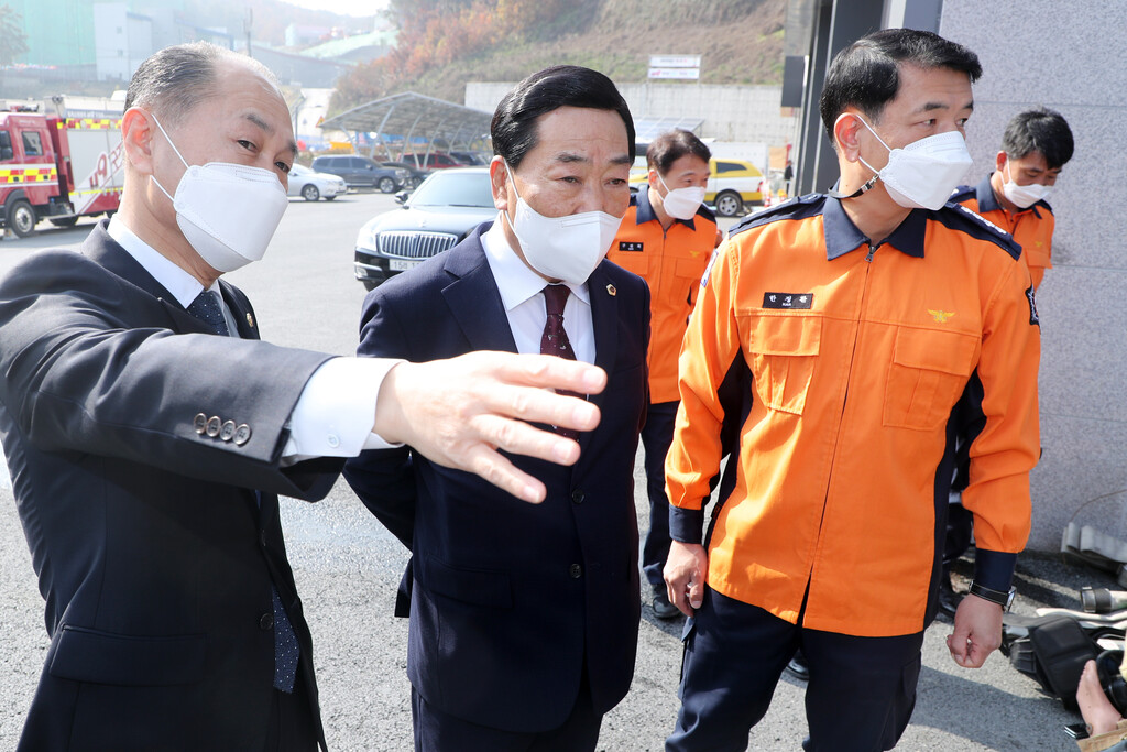 충북도의 박문희 의장, 단양소방서 등 찾아 직원 격려 - 2
