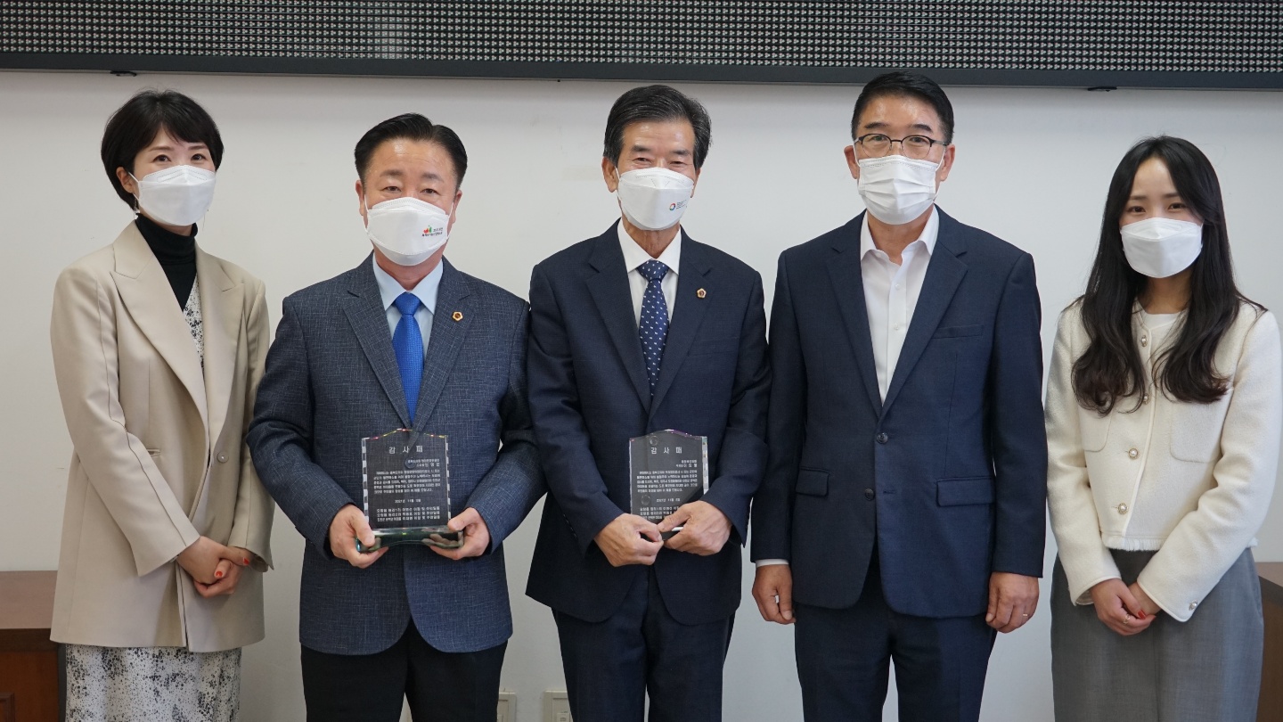 충북도의회 이의영 부의장, 임영은 행정문화위원장 감사패 받아  - 1