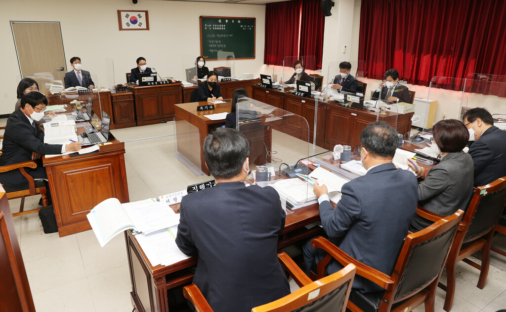  산업경제위원회 격려와 방향성 제시의 행감, 과기원 신뢰도 회복 노력 당부 - 1