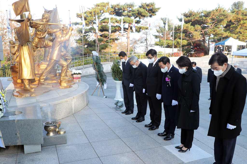 충북도의회, 제82회 순국선열의 날 참배 - 1