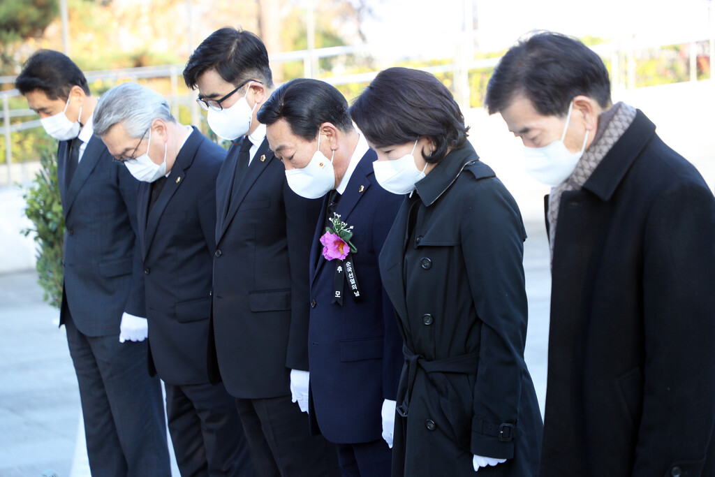 충북도의회, 제82회 순국선열의 날 참배 - 3