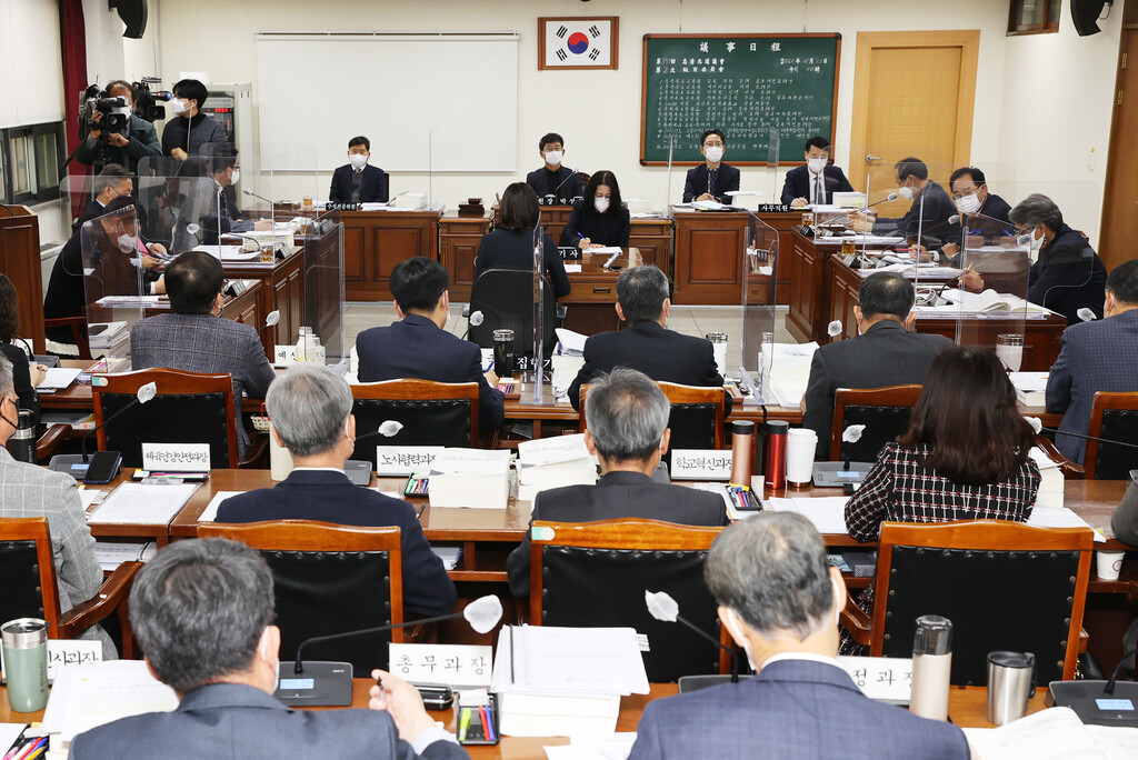 충북도의회 교육위원회, 조례안 등 12건 심사 - 1