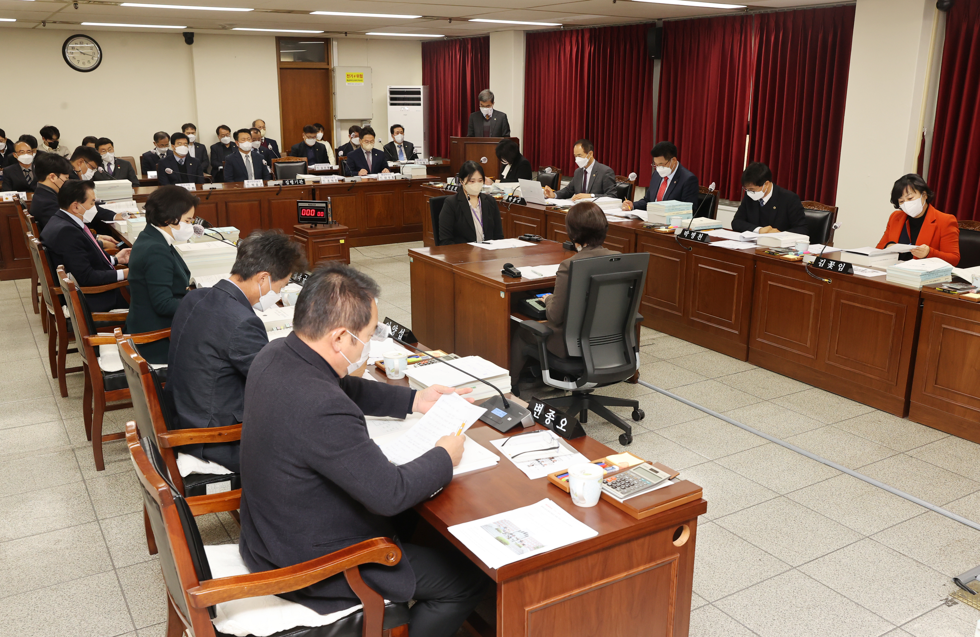 충북도의회 예결위 도 예산안 등 수정가결 - 1
