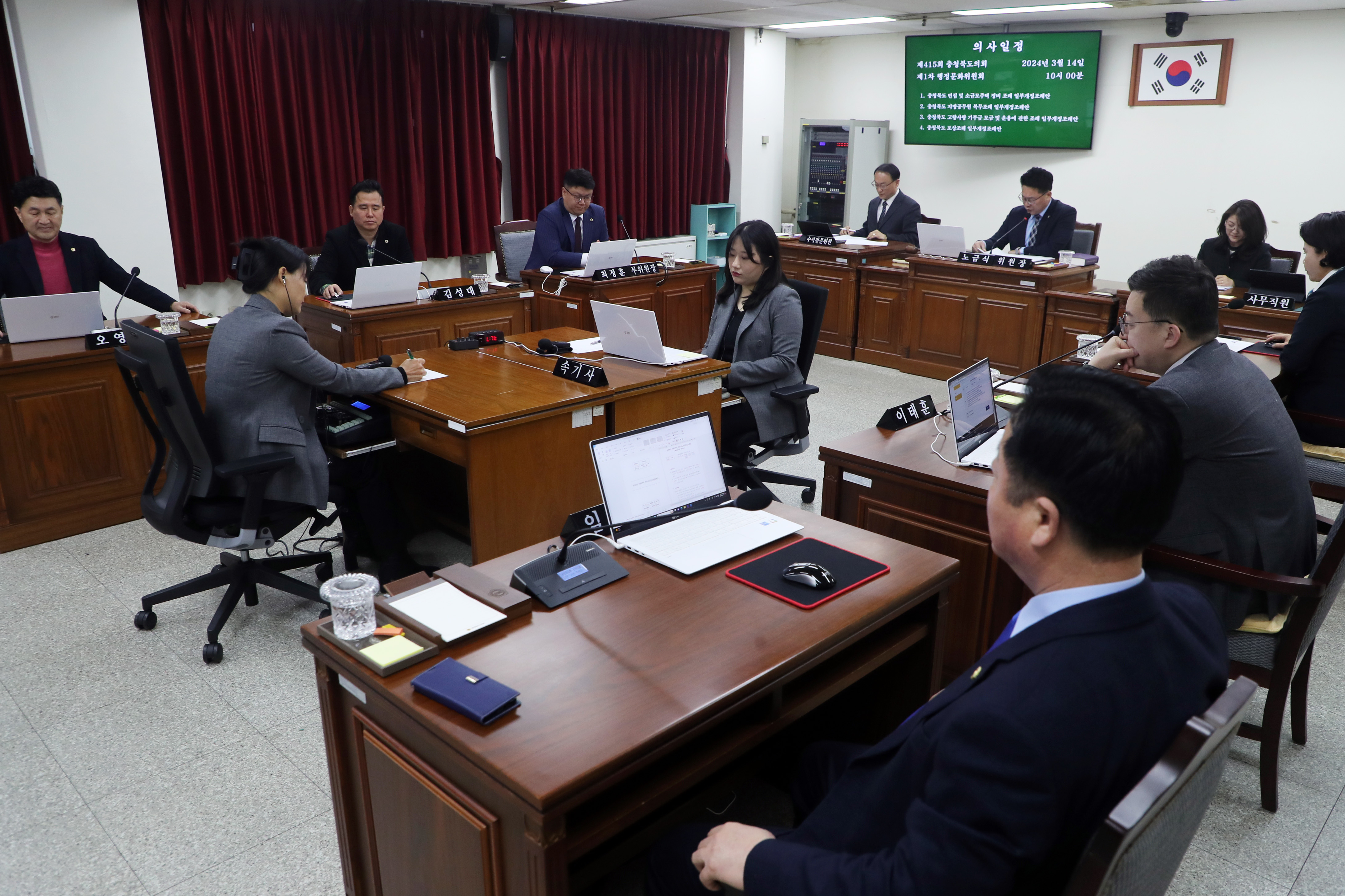 자녀 둔 공무원에 연 7일(셋 이상 12일) 휴가   ‘파격 지원’ - 1