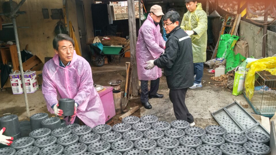 엄재창 의원, 의사담당관실 직원 연탄 400장 나눔 - 1