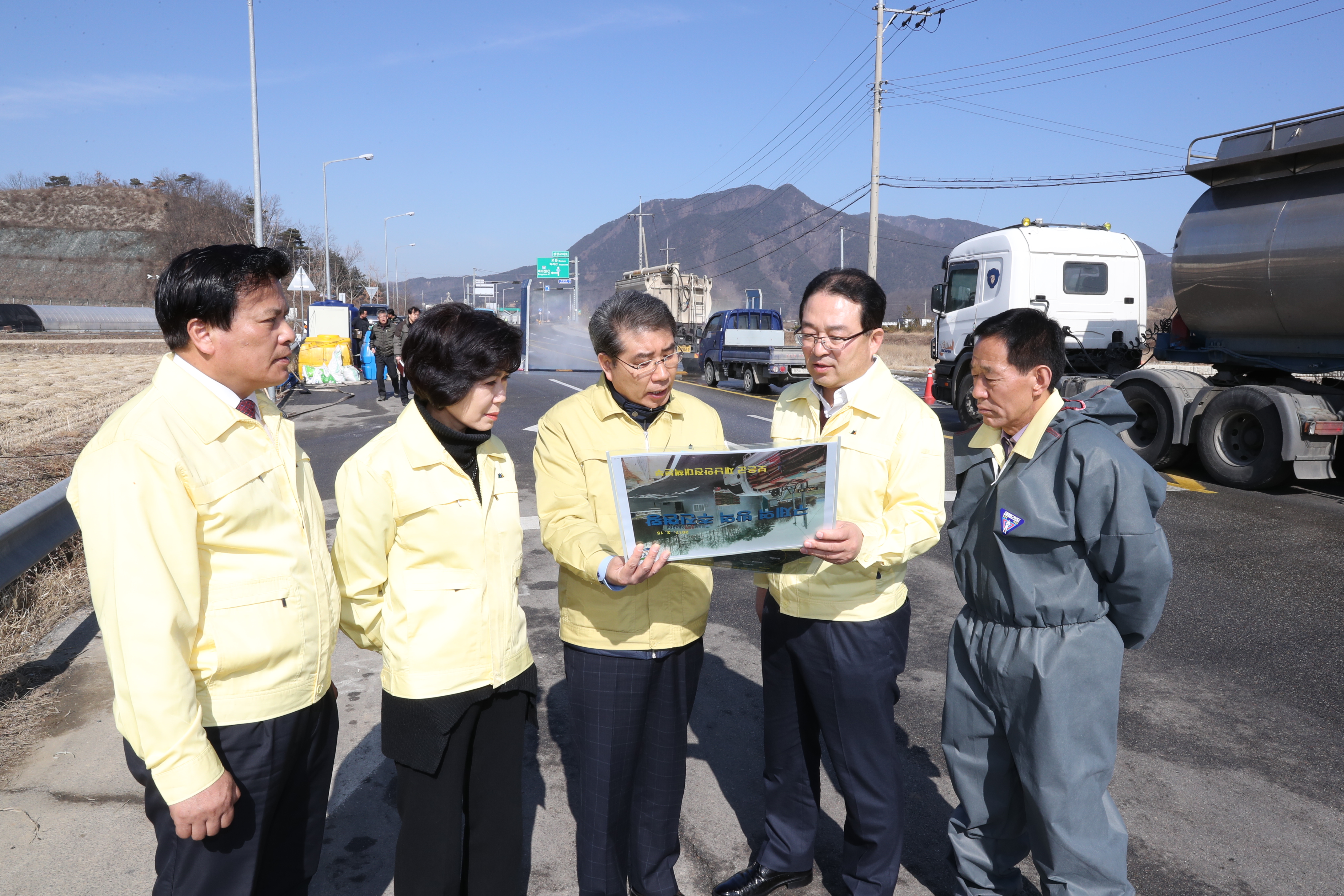충북도의회, 보은군 구제역 방역현장 격려 방문 - 1