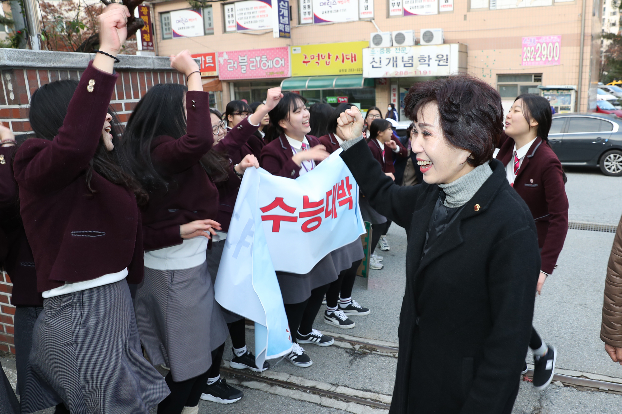 김양희 충북도의장, 수능 시험장 찾아 수험생 격려 - 2