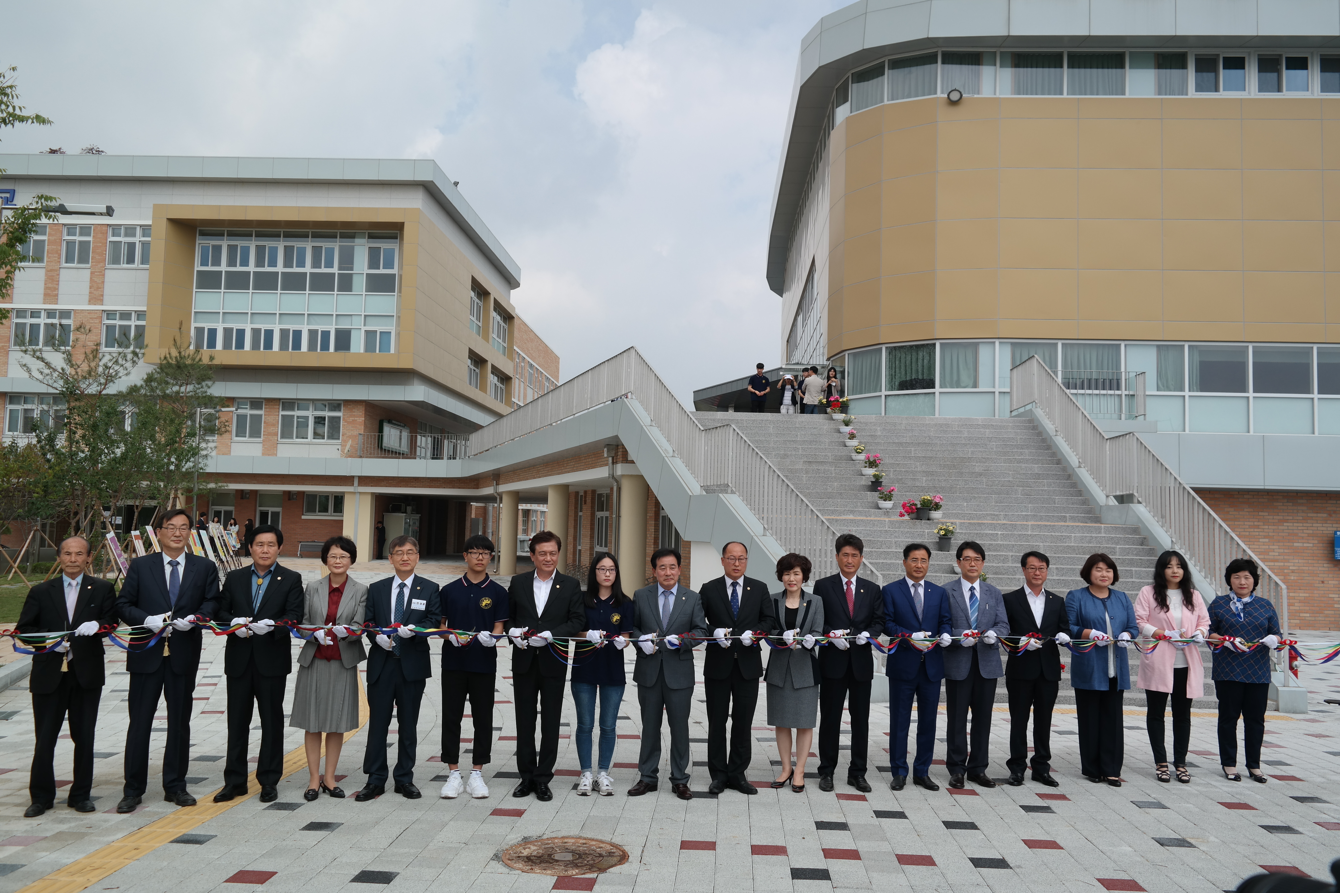 교육위원회, 서전중학교 및 서전고등학교 개교식 참석 - 2