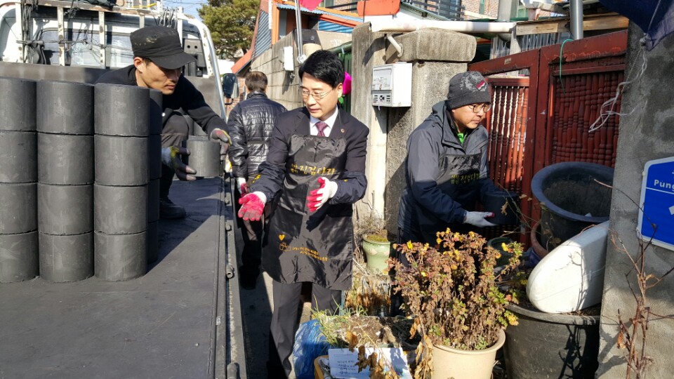 윤홍창 위원장, 따뜻한 사랑의 온정을 함께 하는 연탄 나눔 봉사활동 - 1