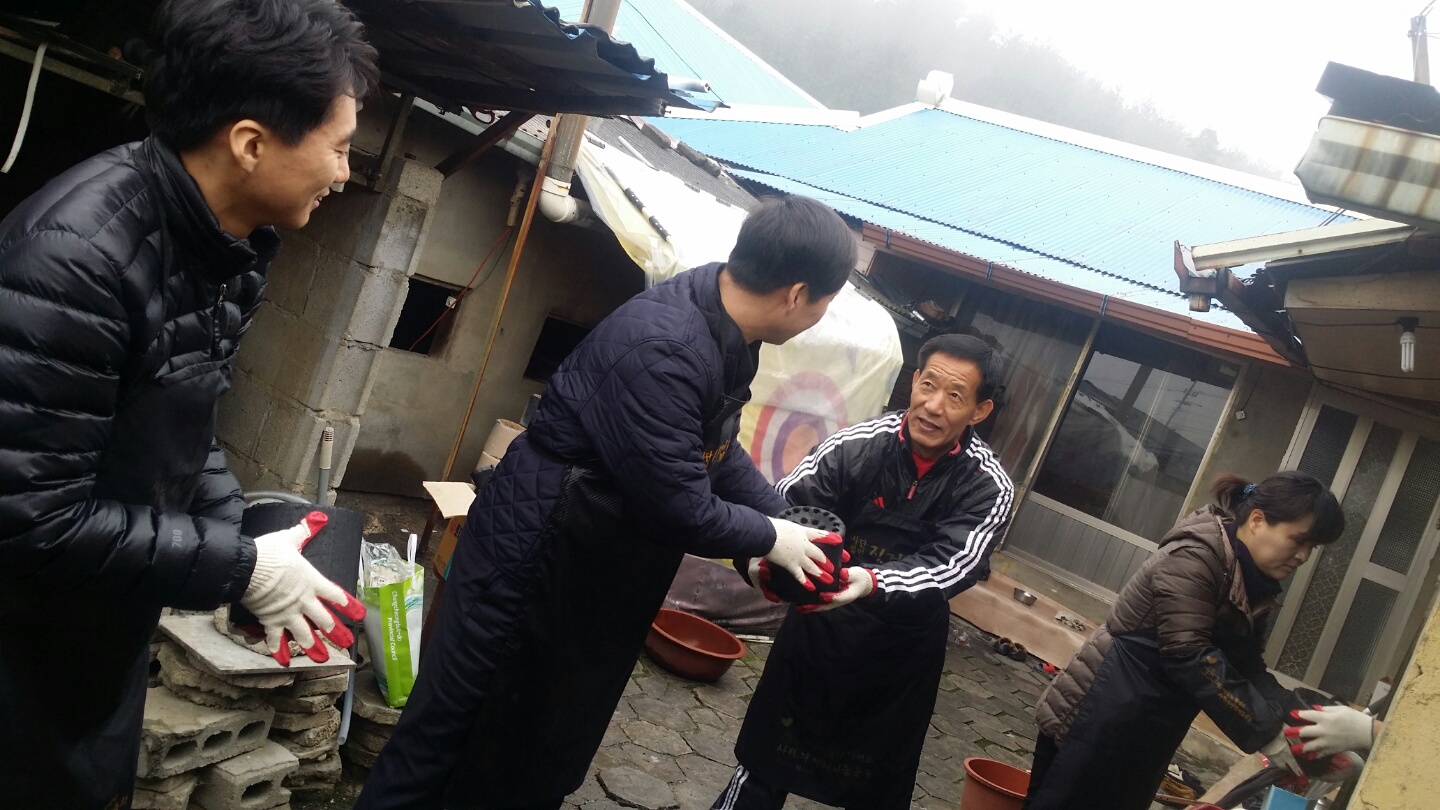 “충청북도의회 예산결산특별위원회, 추위 녹이는 사랑의 연탄나누기 봉사활동” - 1