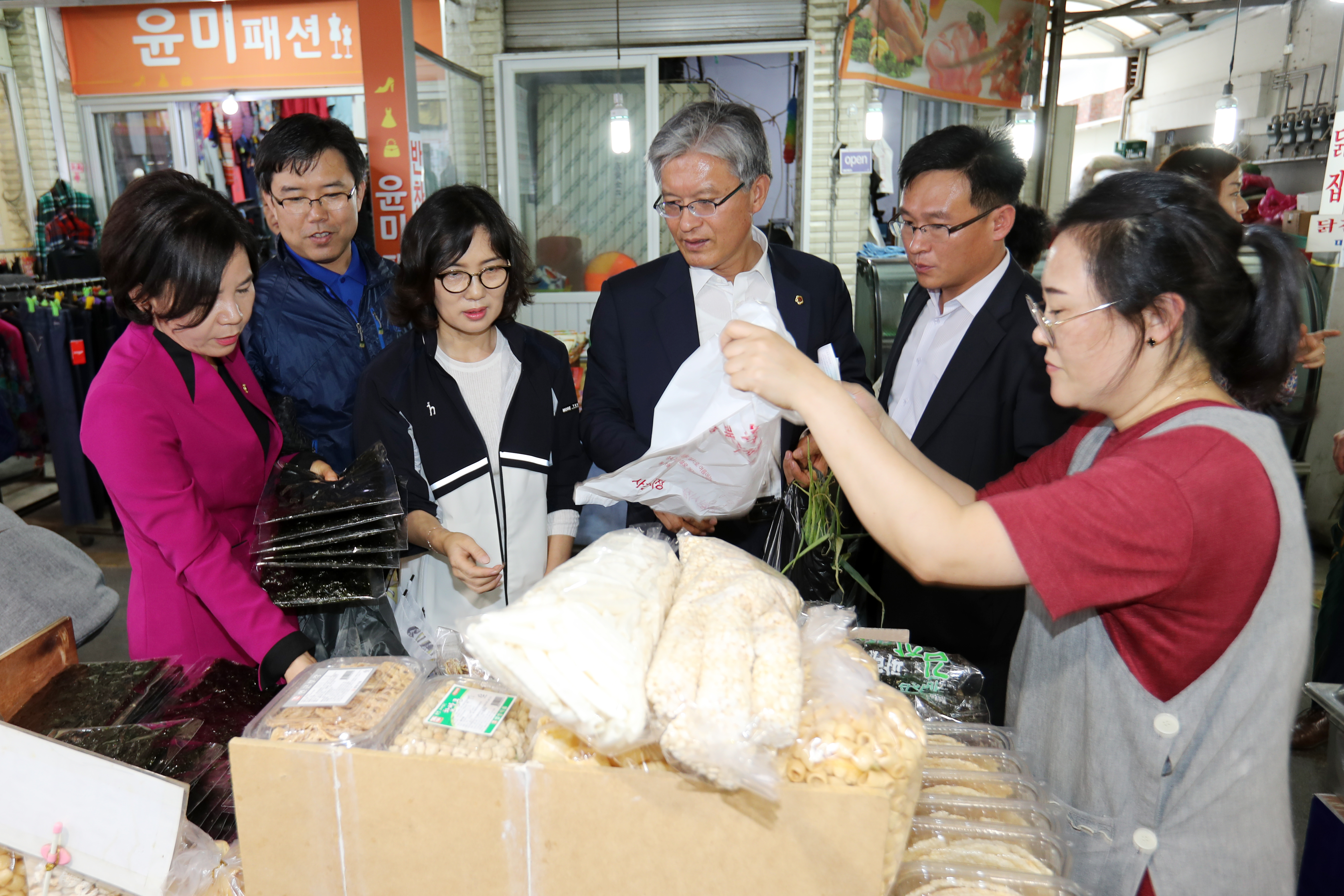 충북도의회, 추석맞이 전통시장 장보기 행사 - 2