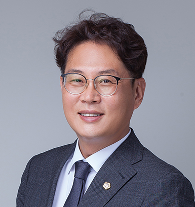 교육위원회 위원장 이정범 사진